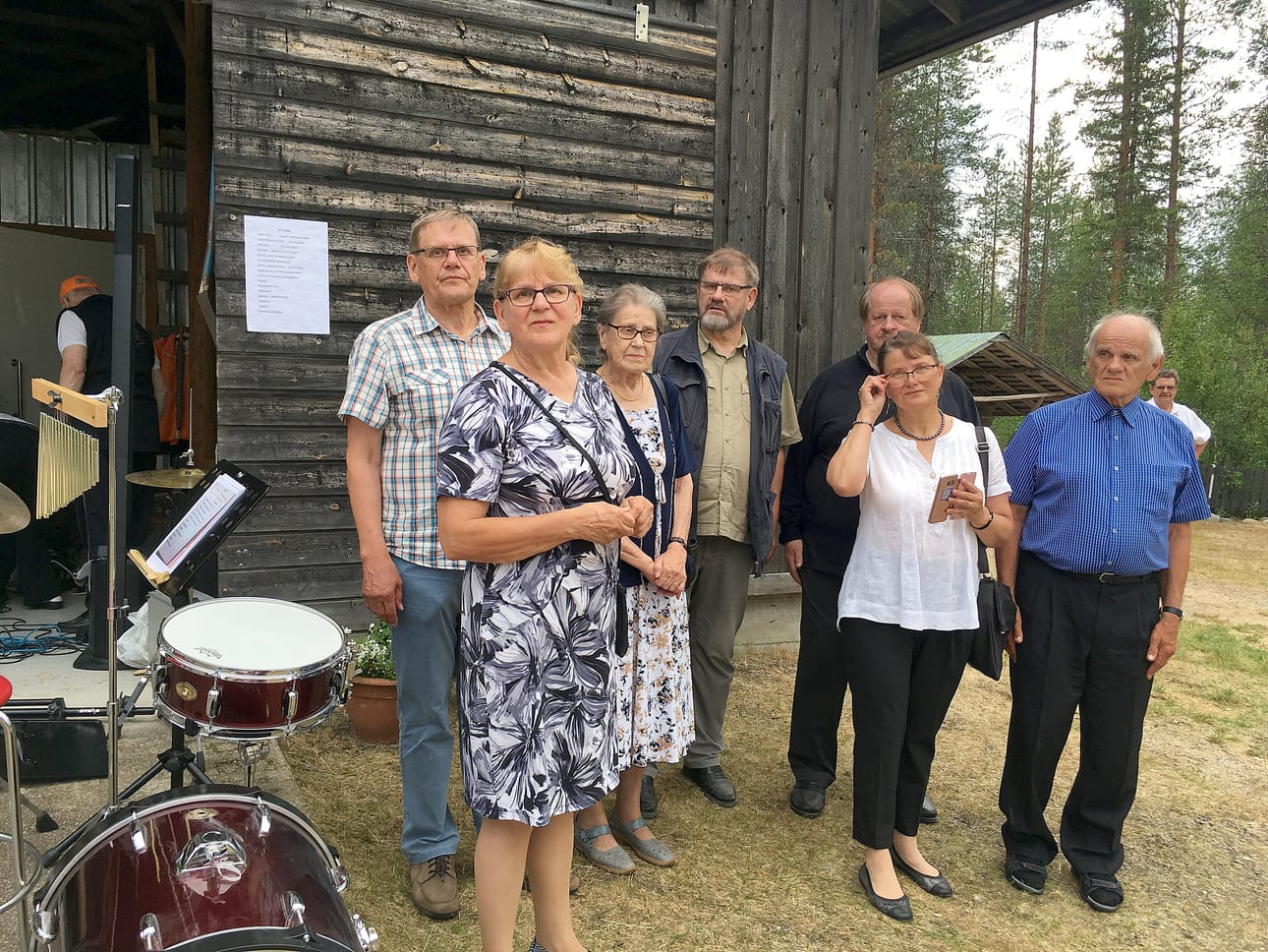 Määtän sisarukset Yrjö, Helvi, Helka, Valde, Olavi, Hannele ja Veikko Jakun tilalta kyläjuhlassa. Keskellä juhlassa entisen koululaisen puheen pitänyt Valde Määttä.