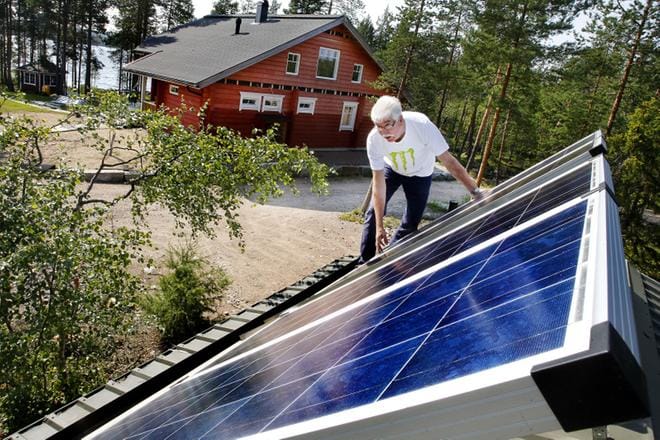 Eniten uusiutuvan energian työpaikkoja on syntynyt aurinkosähkön piiriin. Juha Mustonen hankki kolme vuotta sitten aurinkopaneelit mökkipihaansa Rovaniemellä. KUVA: Veli-Jukka Mustajärvi