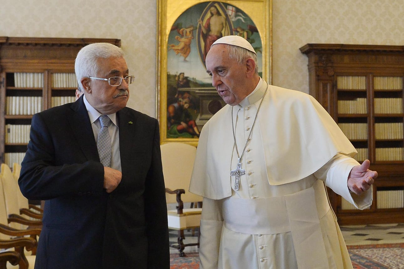 Paavi Franciscus (oik.) tapasi lauantaina palestiinalaisten presidentin Mahmud Abbasin.