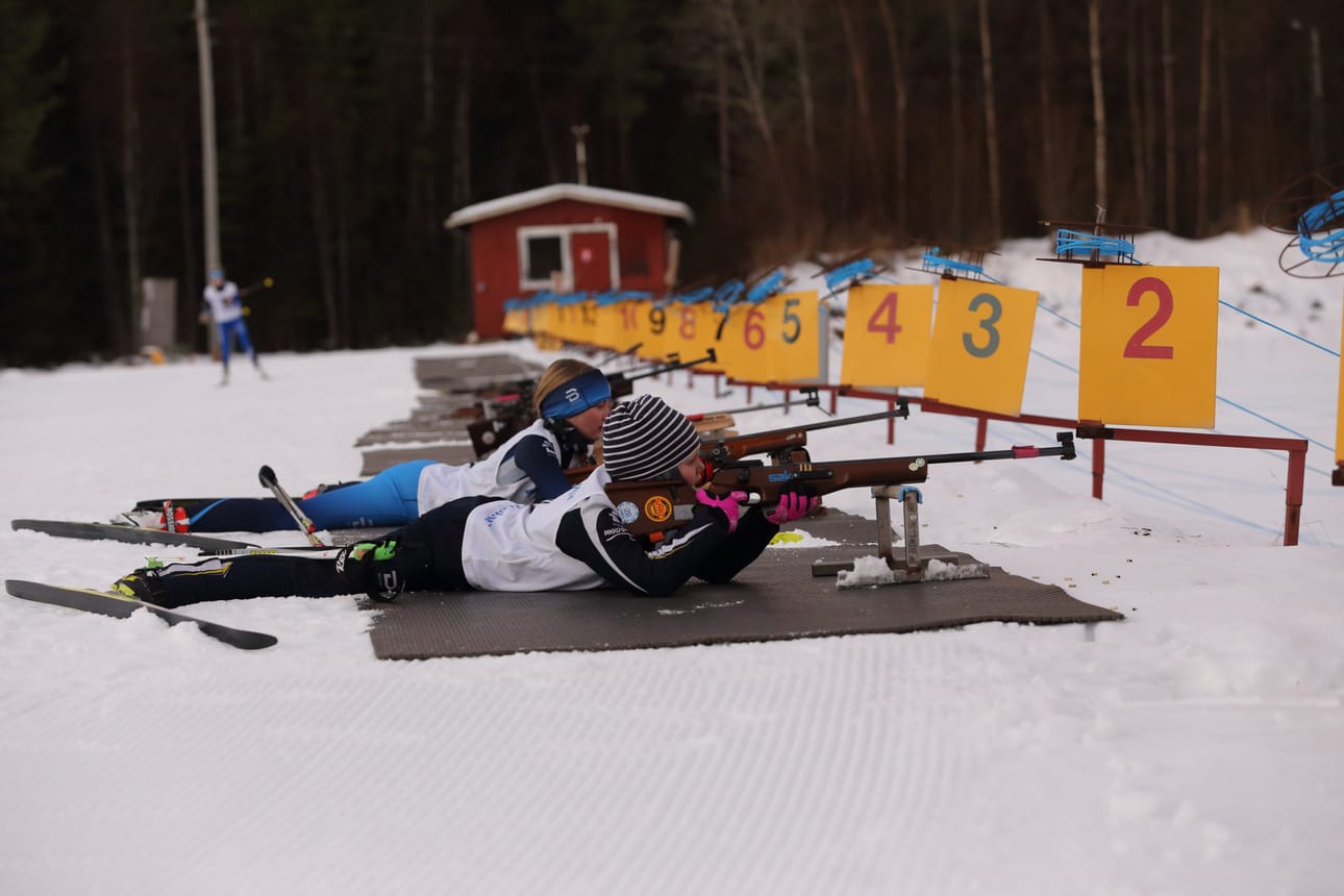 Sunnuntain kilpailut tarjosivat kauden avauksen monelle nuorelle. Etualalla ampuva N11-sarjan Viia Roininen hallitsi hankalat tuuliolosuhteet parhaiten ja oli ainoa nolla-ampuja.