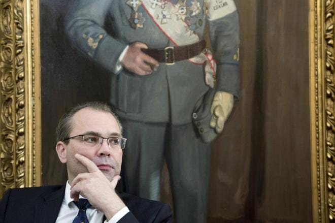 Puolustusministeri Jussi Niinistön mitta on täynnä Senaatti-kiinteistöjä. Hän haluaa puolustushallinnon rakennukset takaisin omaan omistukseen.