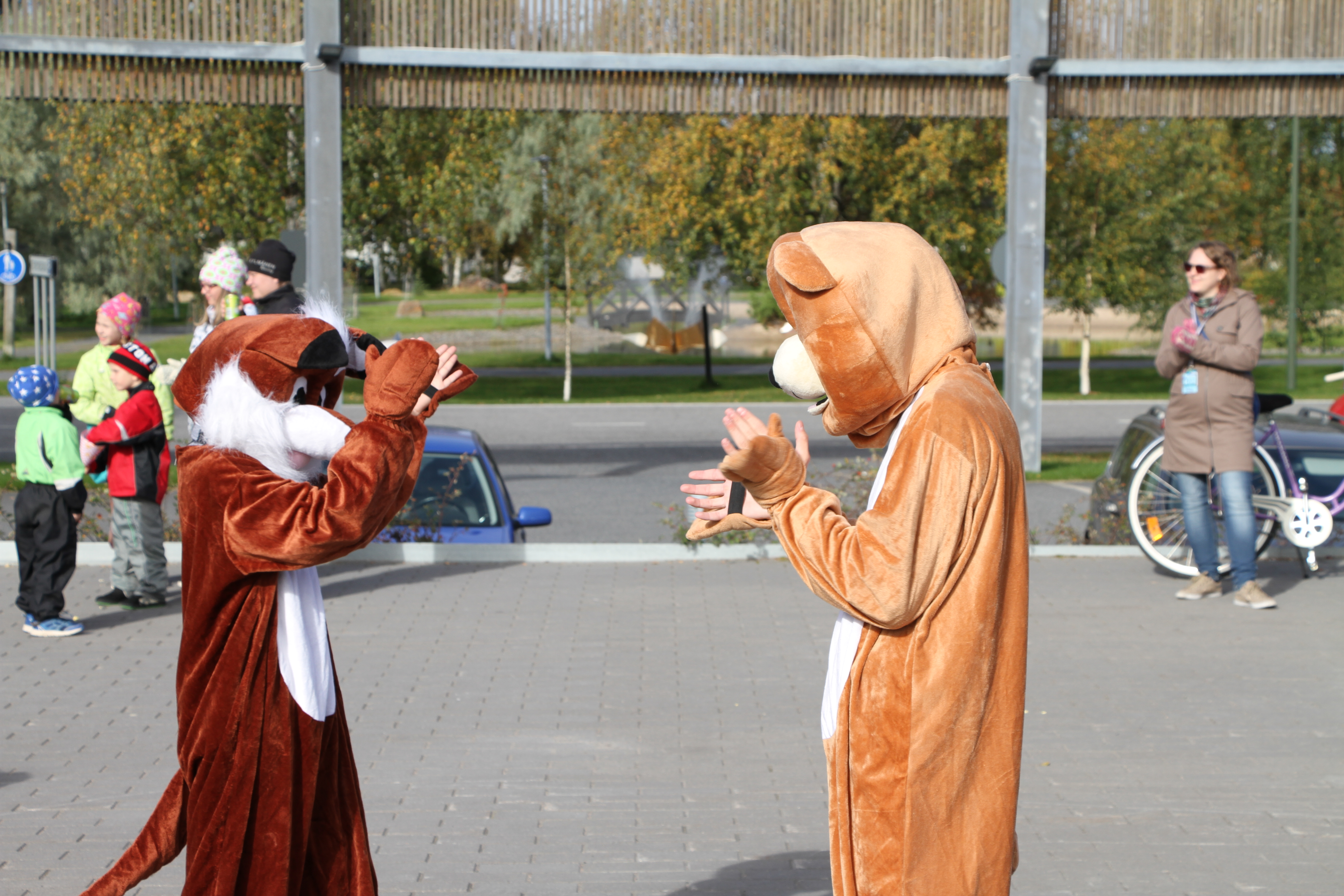 Kettu ja karhu toimivat festivalin maskotteina.