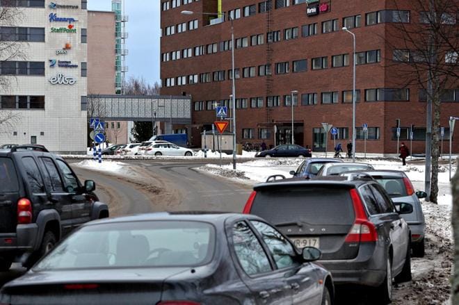 Herralankadun varsi Framin naapurissa on arkipäivisin täynnä pysäköityjä autoja. Kaupunki aikoo asettaa katuosuudelle pysäköintikiellon. Kuva: Kari Löfhjelm