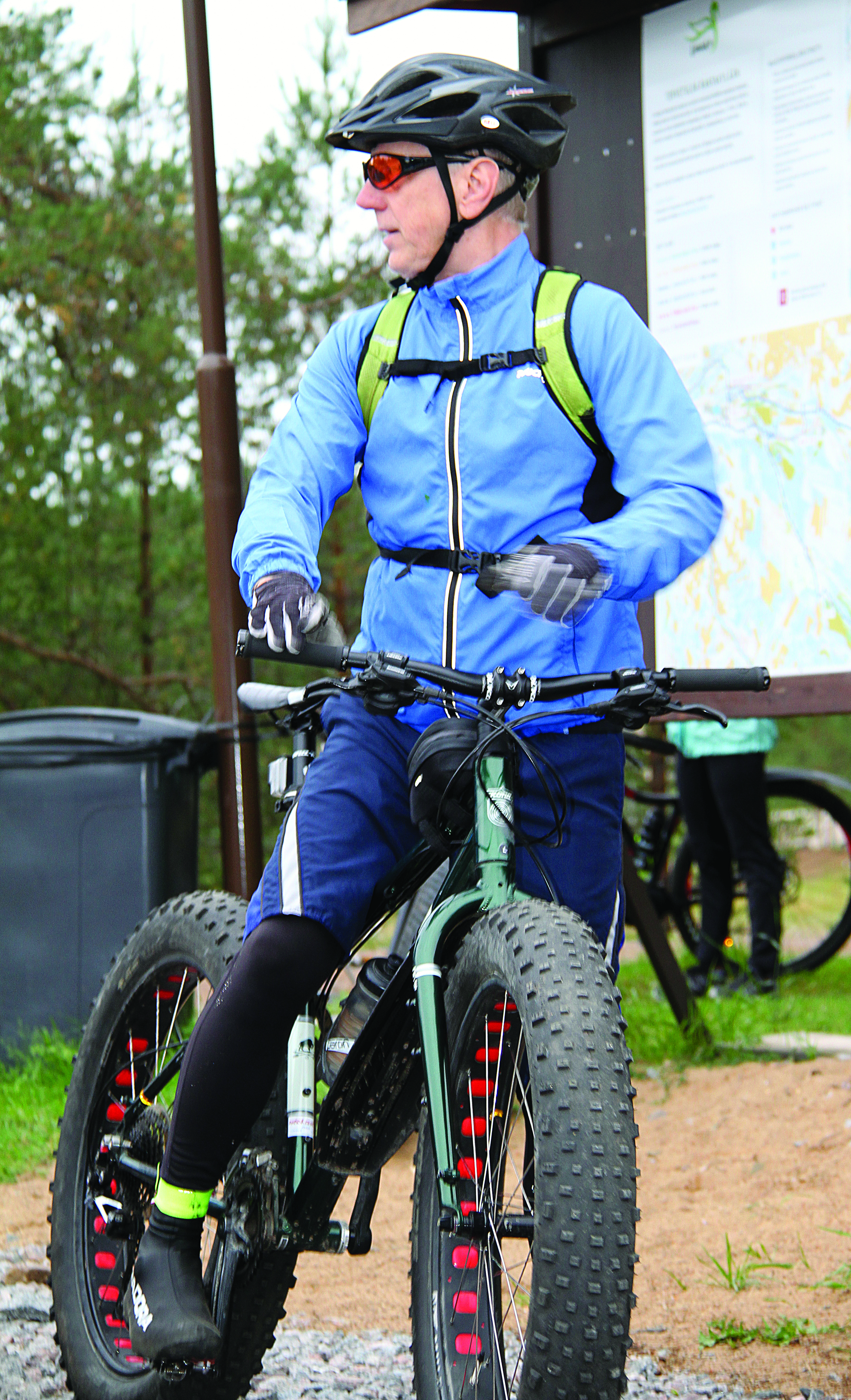 Reitin suunnittelija ja tekijä Klaus Pohjola opasti tutustumisreitille lähteviä pyöräilijöitä.