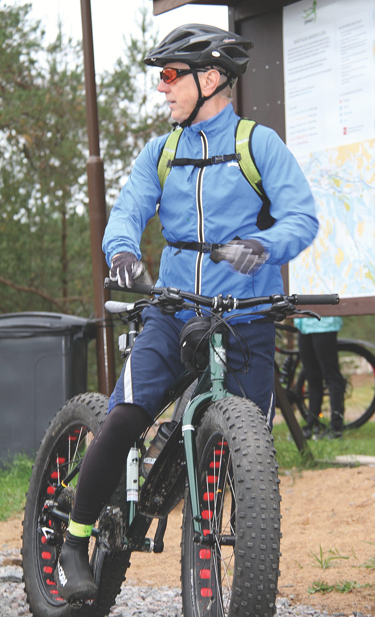 Reitin suunnittelija ja tekijä Klaus Pohjola opasti tutustumisreitille lähteviä pyöräilijöitä.