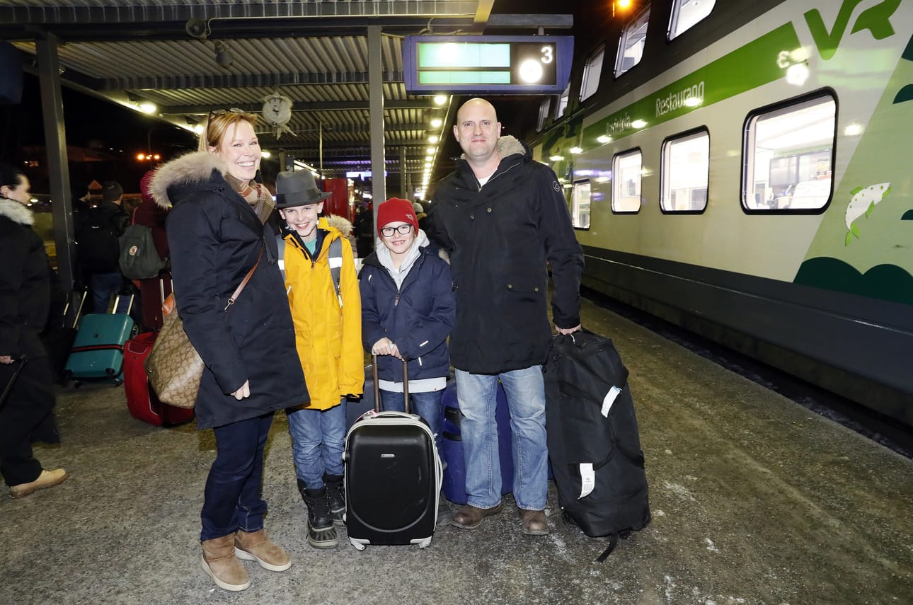 Riina, Matti, Iselin ja Tore Eikenes matkustivat jättiläisjunalla Tikkurilasta Ouluun.