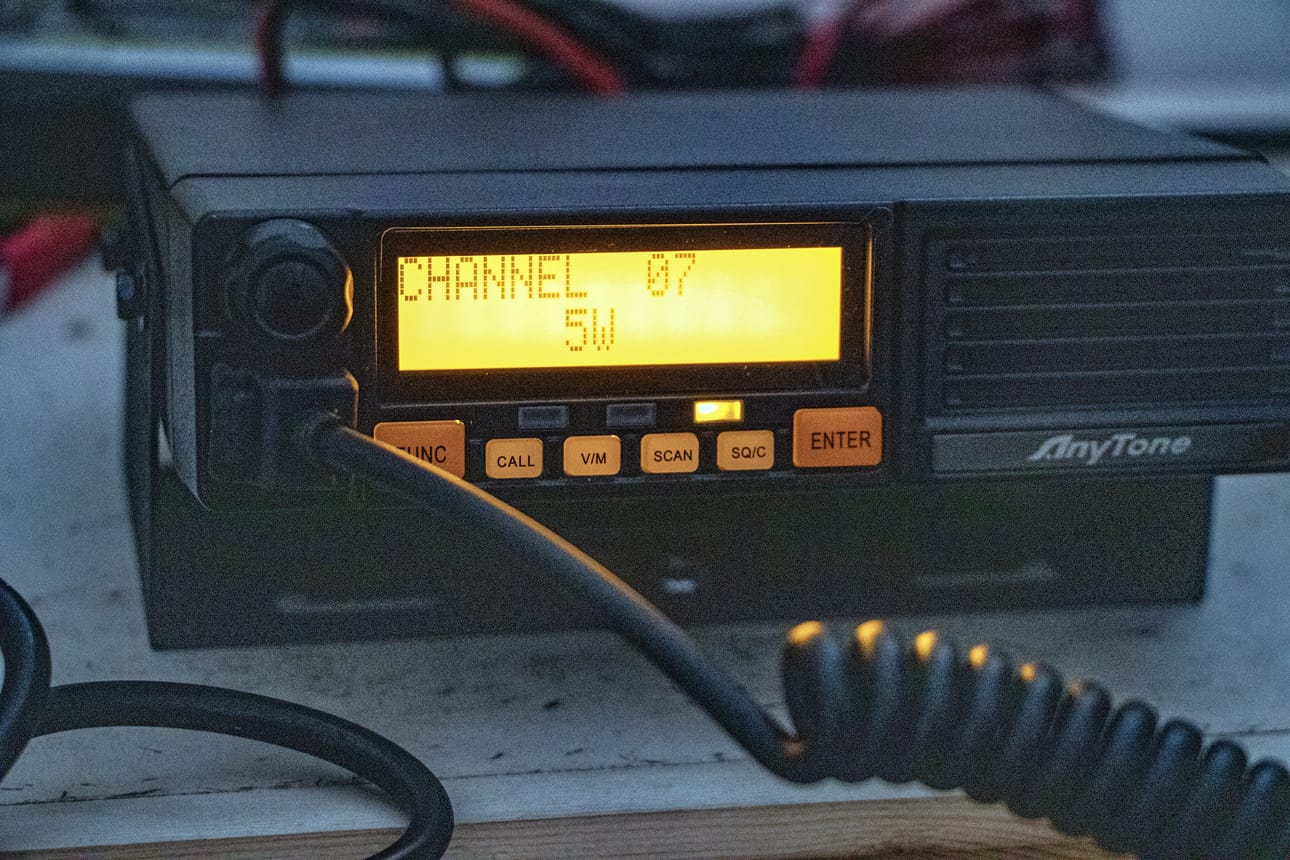 Kyläradio toimii omalla kanavallaan, aivan kuten muutkin samaa radiotekniikkaa käyttävät tahot. Esimerkiksi vapaaehtoisella pelastuspalvelulla on oma kanavataajuutensa.