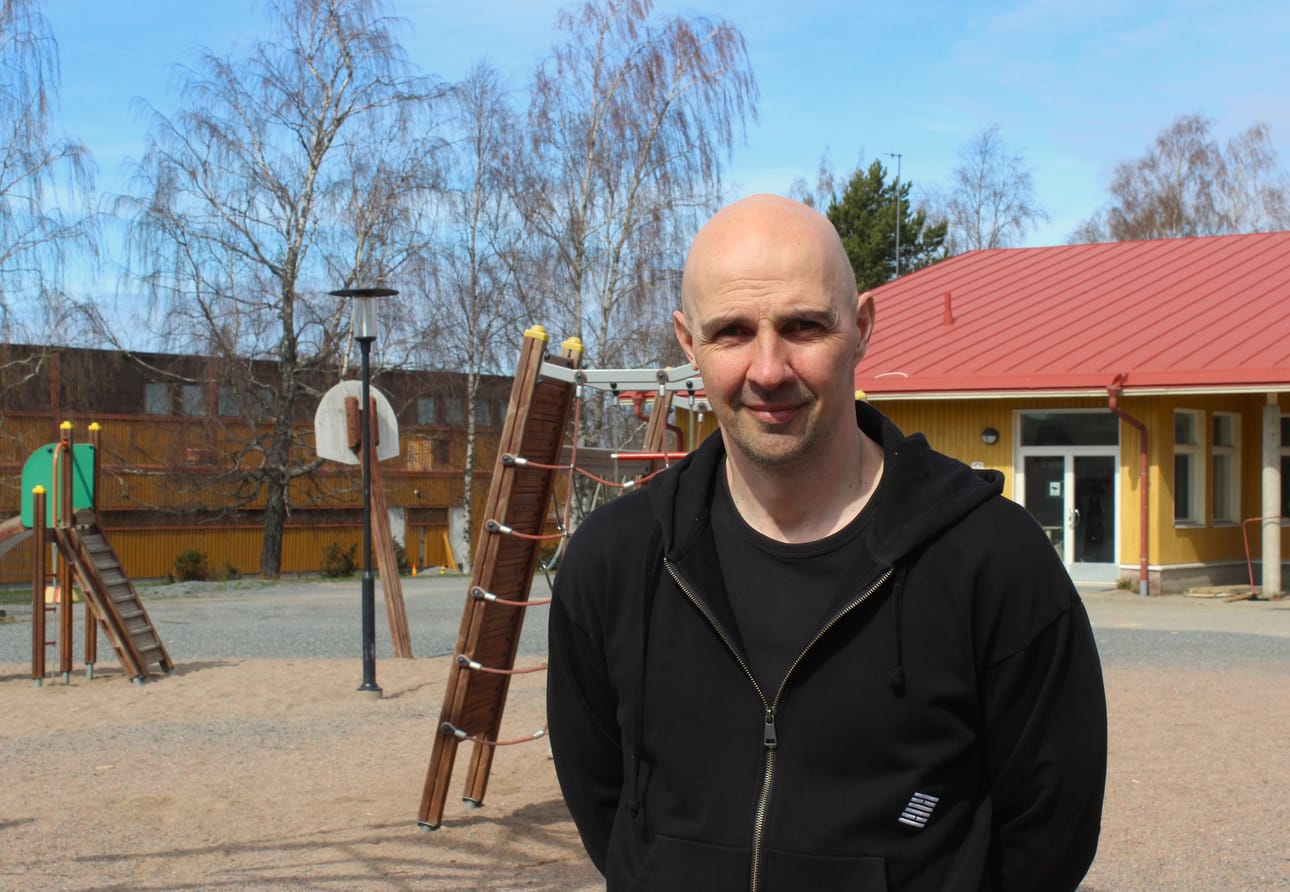 Kaskisten koulussa on melko täyttä. - Jokunen huone saisi olla lisää, uusi rehtori Kaj-Christer Ingves kertoo. Koulun katon alla on koulutoiminnan lisäksi muutakin, kuten iltapäiväkerho ja suomen- ja ruotsinkielen opetusta maahanmuuttajille.