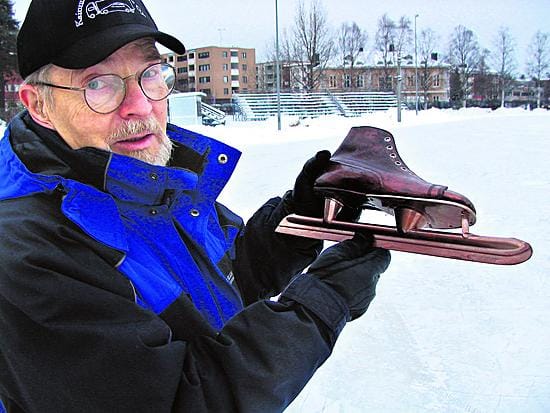 Hopealuistin. Jouko Launonen luisteli MM-hopeaa norjalaisen Oskar Mathisenin kehittämällä luistimella. Launonen kilpaili tällä Kajaanin keskuskentällä muun muassa SM-kisoissa useita kertoja. Kentällä on järjestetty myös Suomi-Leningrad-ottelu. Nykyisin Kajaanissa ei ole pikaluistelurataa.