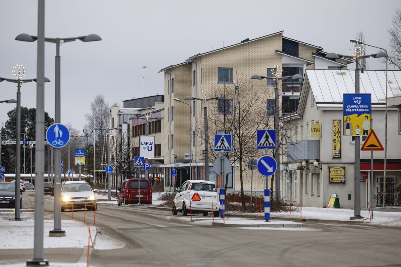 Päälle päin Lapualla vietettiin aivan tavallista lauantaita, mutta pinnan alla on kova huoli kadonneesta Rasmus Takaluomasta.