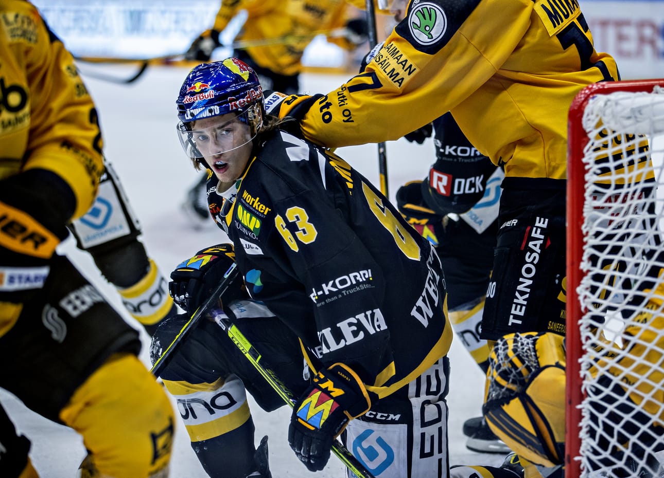 Ville Koivunen ja muu kärppälauma hakee sarjapisteitä SaiPa-ottelusta. Arkistokuva.