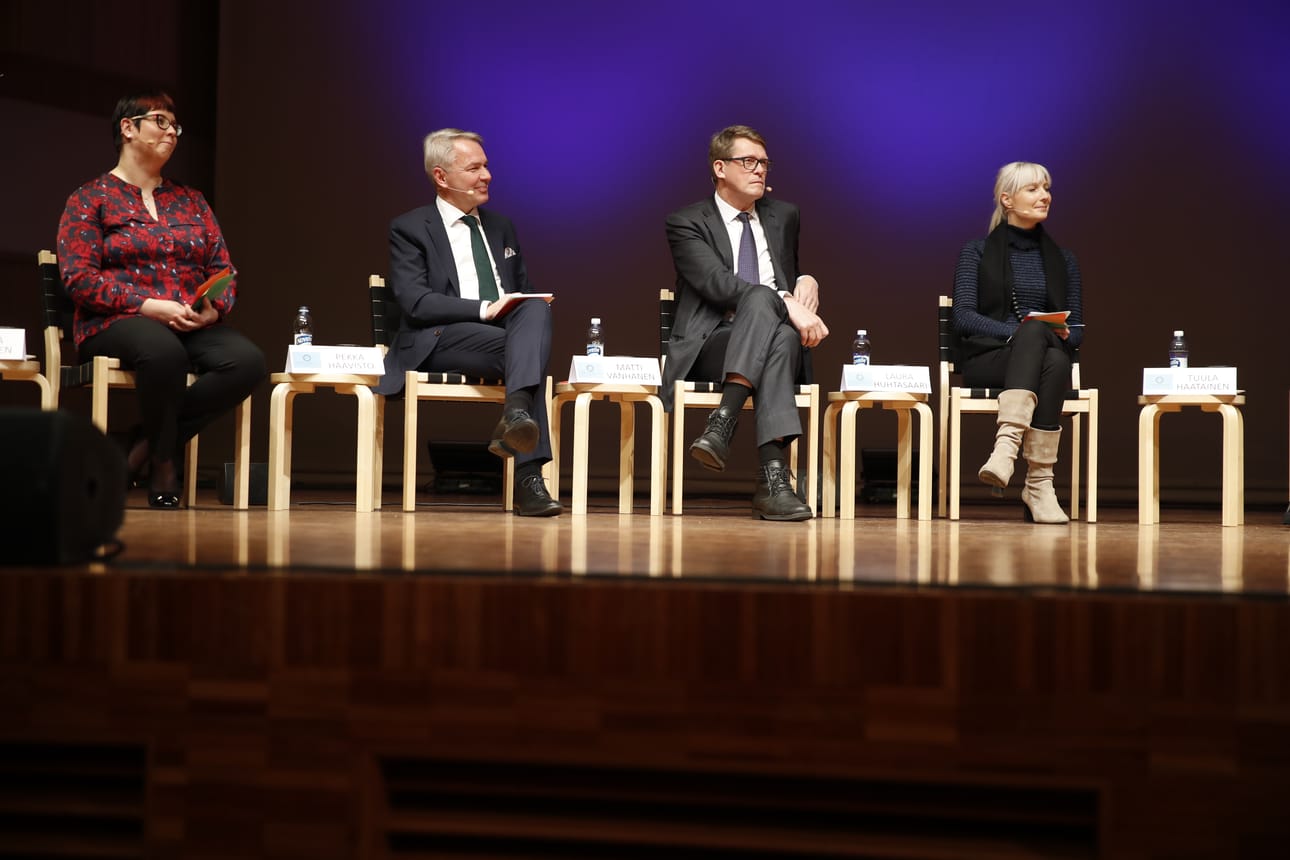 Merja Kyllönen (kuvassa vas.), Pekka Haavisto, Matti Vanhanen ja Laura Huhtasaari pohtivat Pohjois-Suomen erityisongelmia.