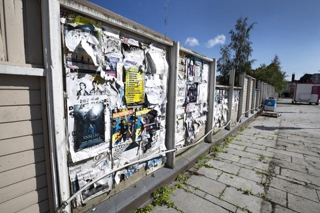 Kauppatorin repsottavassa aidassa on ilmoituksia jopa vuosikymmenen takaa, 2010-luvun alusta. KUVA: JOUKO HÄNNINEN