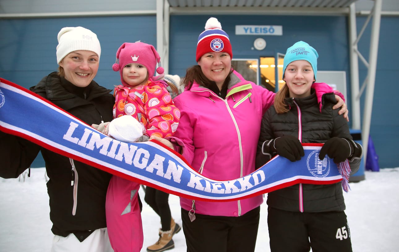 Katja Reinikainen ja Sanna Vähätiitto olivat jälkikasvunsa kanssa varustautuneet illan peliin fanitunnusten kera.