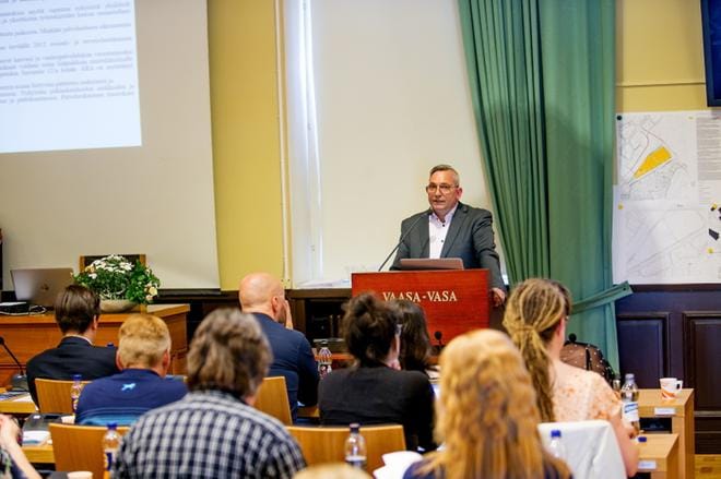 Vaasan koti- ja laitoshoidon johtajan Leif Holmlundin mukaan jokaisella vanhuksella on omahoitaja. – Ongelma on se, ettei omahoitaja tunnista rooliaan. Olemme jakaneet käsikirjan omahoitajuudesta. KUVA: JAAKKO ELENIUS