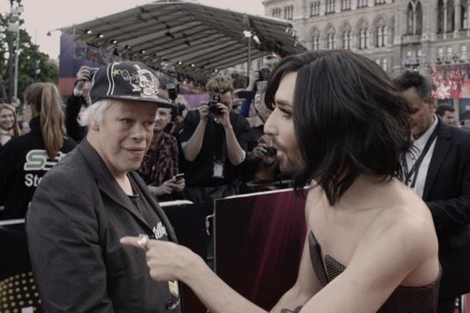 Kun Kari Aalto kohtasi Conchita Wurstin. Tokasikajuttu tuuttaa toisenlaisuutta punk-tunnetta Pertti Kurikan Nimipäivät -yhtyeen voimalla.