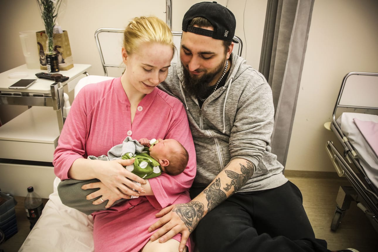Julia Tapani ja Teemu Hast pienokaisensa kanssa.