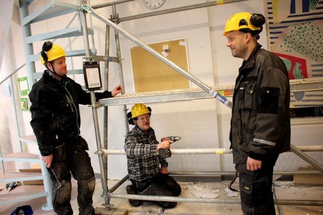 Jaakko Ketomäki Teuvalta sekä Jarmo ja Tuomo Tarkka Kaskisista kunnostavat kosteusvaurioista kärsinyttä Kaskisten alakoulun seinää. KUVA: TAUNO RIIHILUOMA