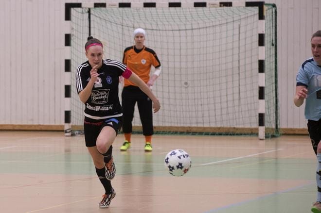Kapteeni Maarit Vitikka ja muut Fc Sport J:n pelaajat ovat nyt tuoreita SM-pronssimitalisteja. KUVA: MINNA ANTILA
