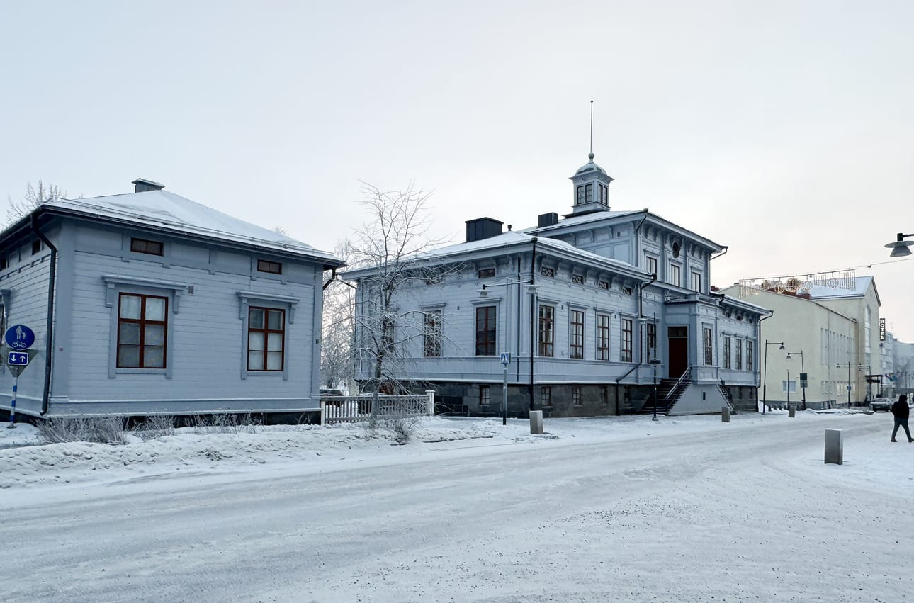 Tornion raatihuone on vuokrattu matkailuyritykselle, joka suunnittelee siihen joulutalon perustamista. Raatihuoneen naapuritontilla sijaitseva Grand hotel (oikealla) on uuden joulutalon taustataho.
