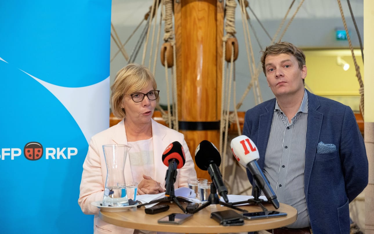 RKP:n puheenjohtajan Anna-Maja Henrikssonin mukaan hallituksen rasismitiedonanto on edennyt oikeaan suuntaan. Vierellä RKP:n eduskuntaryhmän puheenjohtaja Otto Andersson. LEHTIKUVA / NICLAS NORDLUND
