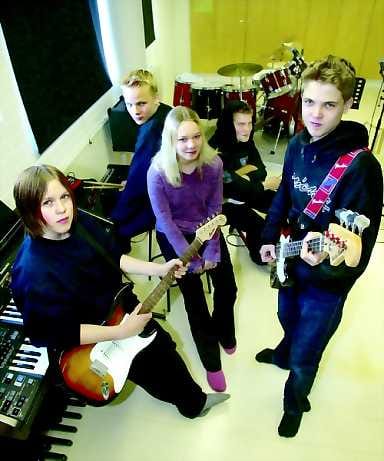 Nykymuusikoiden arvio. Jukka Törrö (basso) (oik.), Antti Koutaniemi (kitara), Minna Neulikko (laulu), Antero Myllykangas (rummut) ja Matti Ollikainen (kitara) toteavat, että Beatlesien musiikkia voi yhä kuunnella, vaikka se vanhanaikaista onkin.