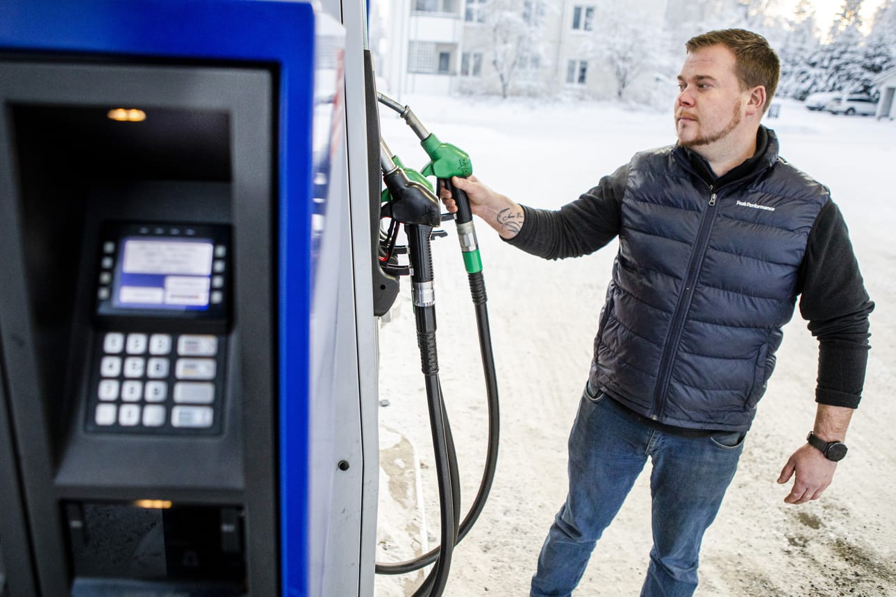Huoltamoyrittäjä Olli-Pekka Mäkipeuran mukaan liikenteen hiljeneminen näkyy polttoainekaupassa ja ravintolamyynnissä. Hän kuitenkin uskoo tulevaan ja aikoo investoida liikenneasemaansa Tervolan Peurassa.