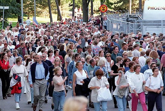 Väestö kasvaa maahanmuuton kasvun ja maastamuuton vähenemisen vuoksi.