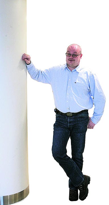 Uusi tyyli löytyi uudenlaisista väreistä, solmiosta, suorista housuista ja mukavantuntuisista kengistä.