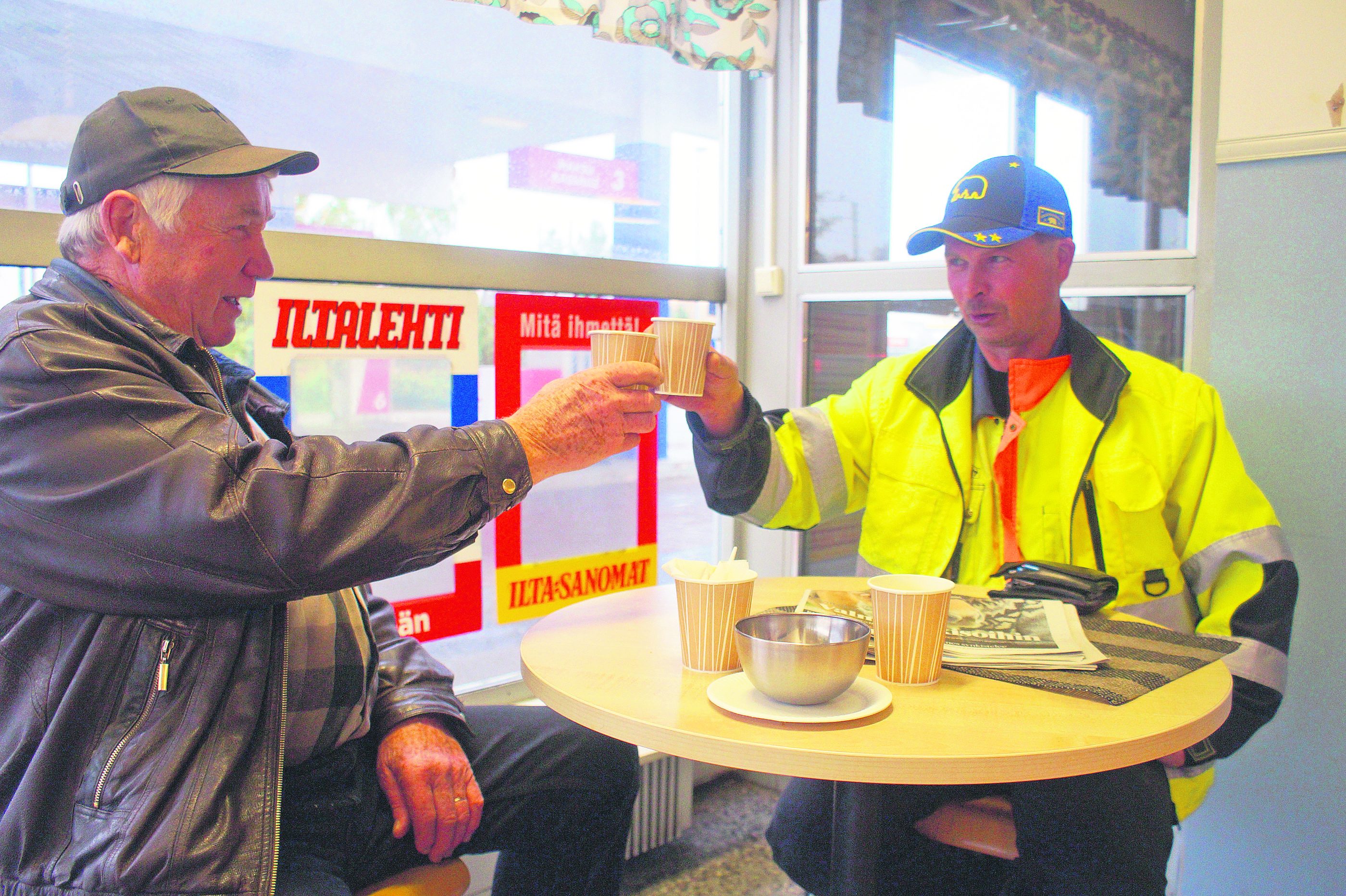 TB:n parlamentin miehillä uusi istuntopaikka haussa – Jukka on hörpännyt TB:n baarissa aamukahvit ainakin 2200 kertaa