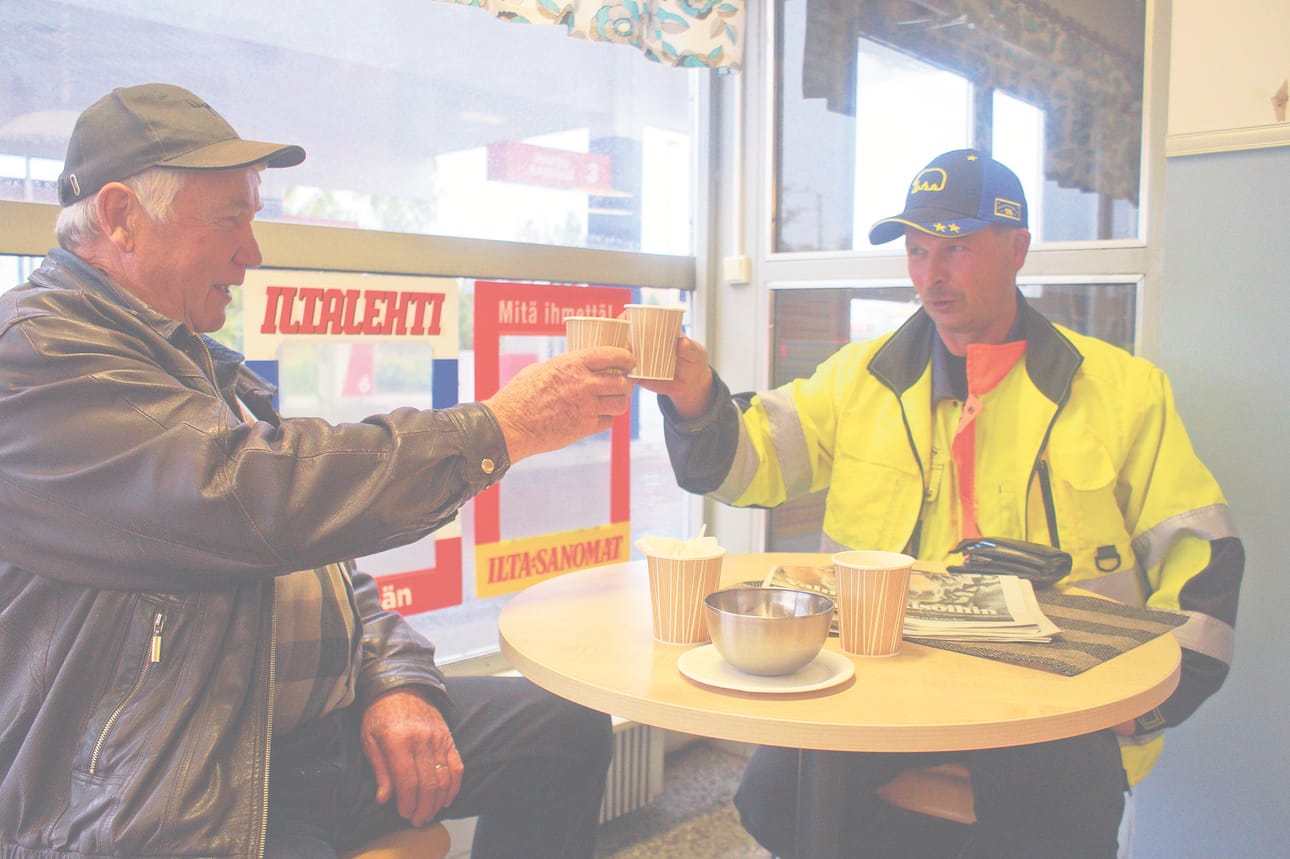 Jukka Raappana (oikealla) on nauttinut TB:n baarissa aamukahvit ainakin 2200 kertaa ja pistäytynyt kupposella muulloinkin. Joonas Baasillekin on paikka tuttu vuosien varrelta.
