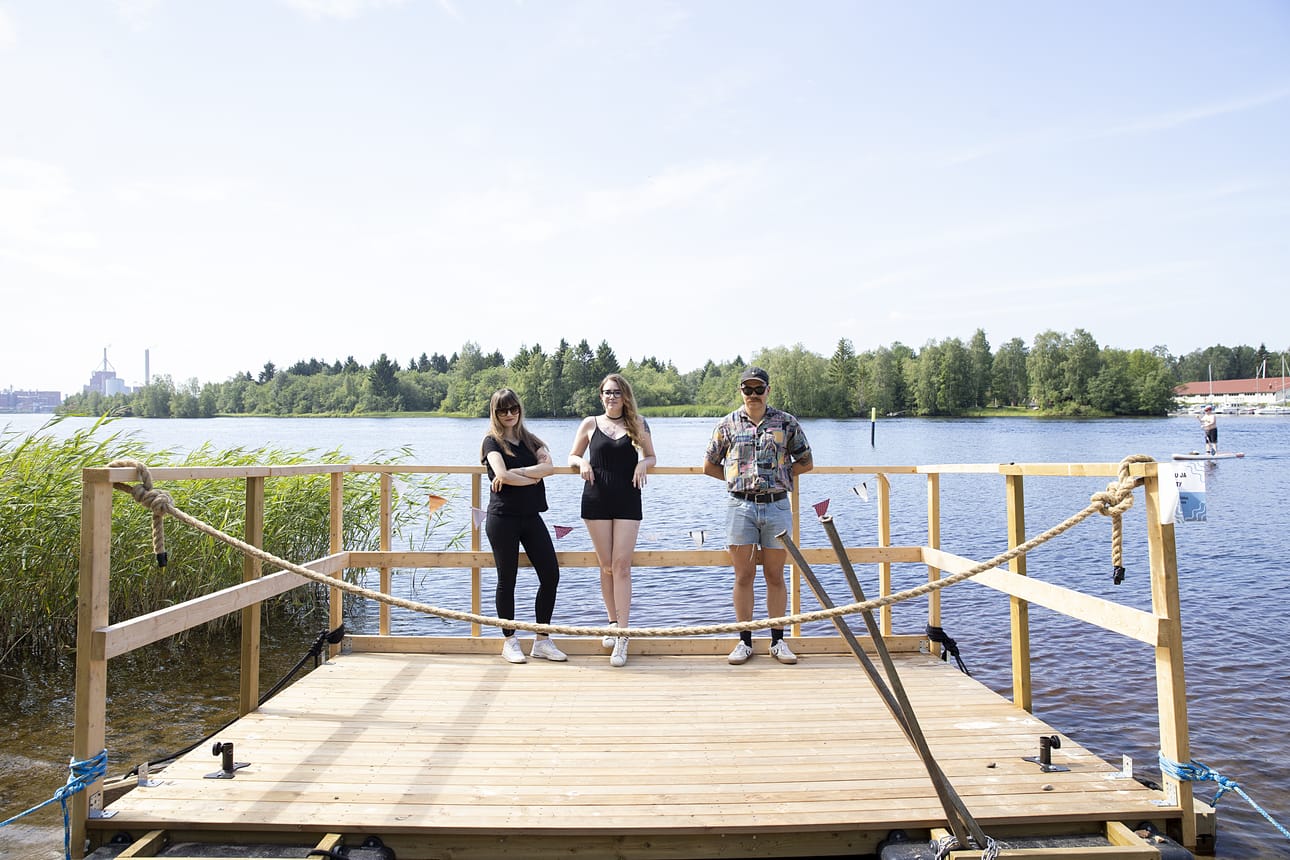 Kelluvan Lavan rakentamisesta vastasi pääosin Miika Vähäkangas. Saila Hernesniemi (vas.) ja Maria Similä auttoivat sen, minkä osasivat.