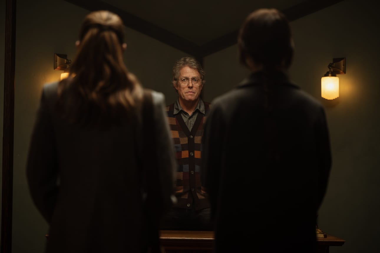 Herra Reedillä (Hugh Grant) on yllätyksiä nuorille lähetyssaarnaajille (Chloe East, Sophie Thatcher).