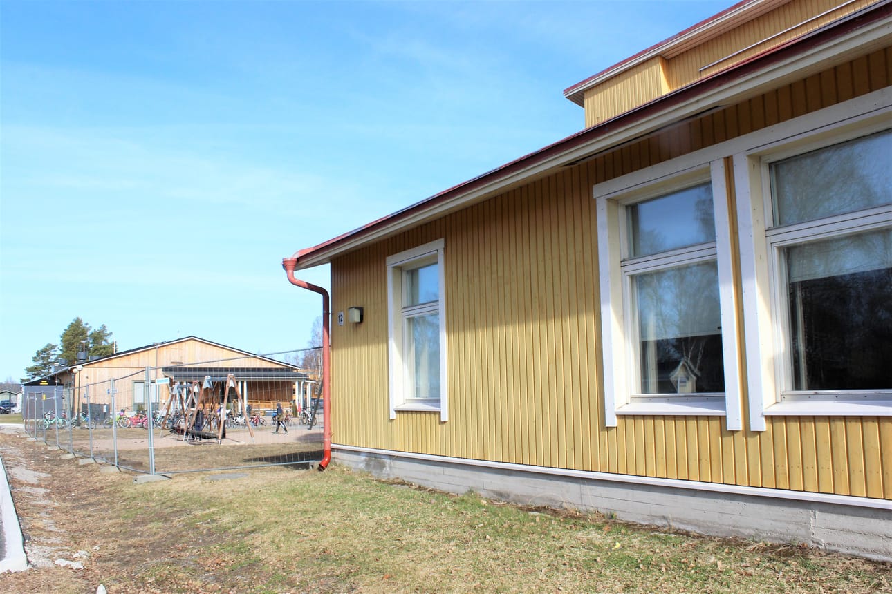 Kaskisten koulu sijaitsee etualalla olevassa keltaisessa rakennuksessa.