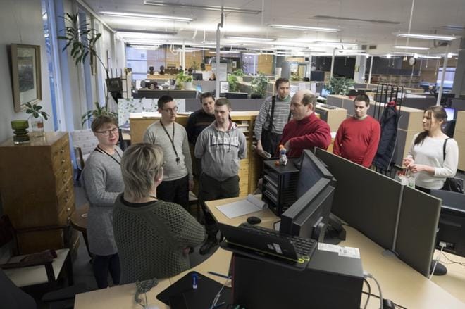 Radio Smilen ryhmä tutustui helmikuussa sanomalehti Pohjalaisen toimitukseen ja toimittajan työhön. Toimittajat Anne Laurila ja Sinikka Välikoski (selin) kertomassa työstään. KUVA: MINNA ANTILA