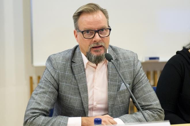 Tampereen yliopiston puheviestinnän professori Pekka Isotalus keksii kaksi hyvää syytä, joiden vuoksi puolueilla olisi hyvä olla kansanedustajilleen jonkinlainen some-ohjeistus. KUVA: MINNA JALOVAARA