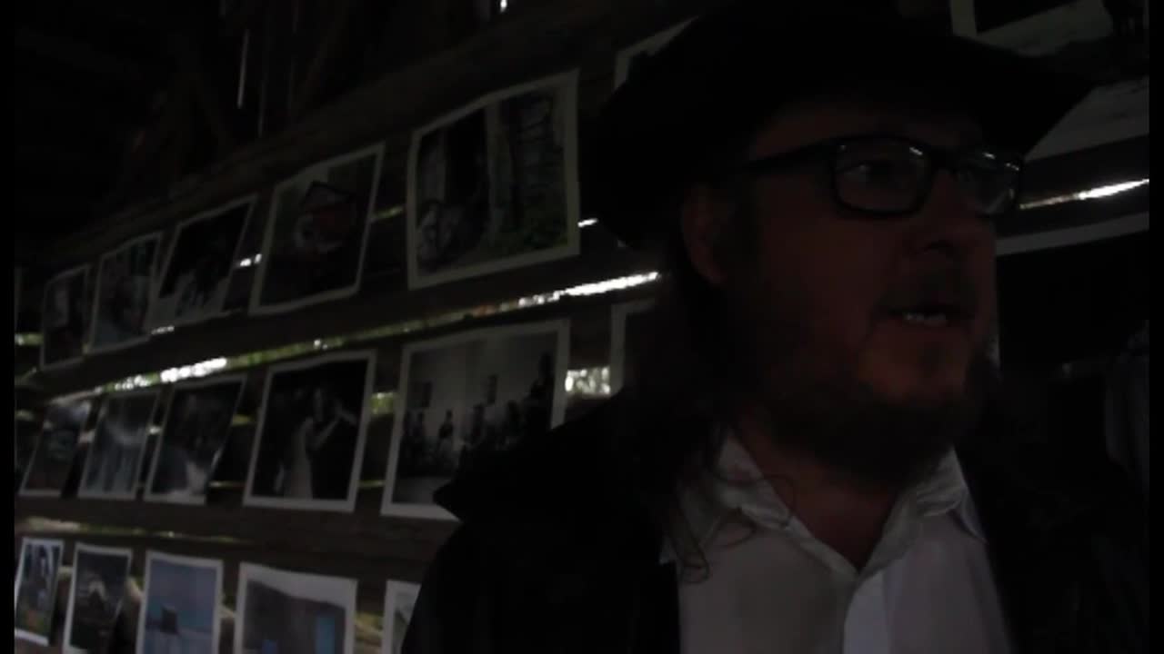 Jarmo Tyyskän valokuvat täyttivät ladon seinät.