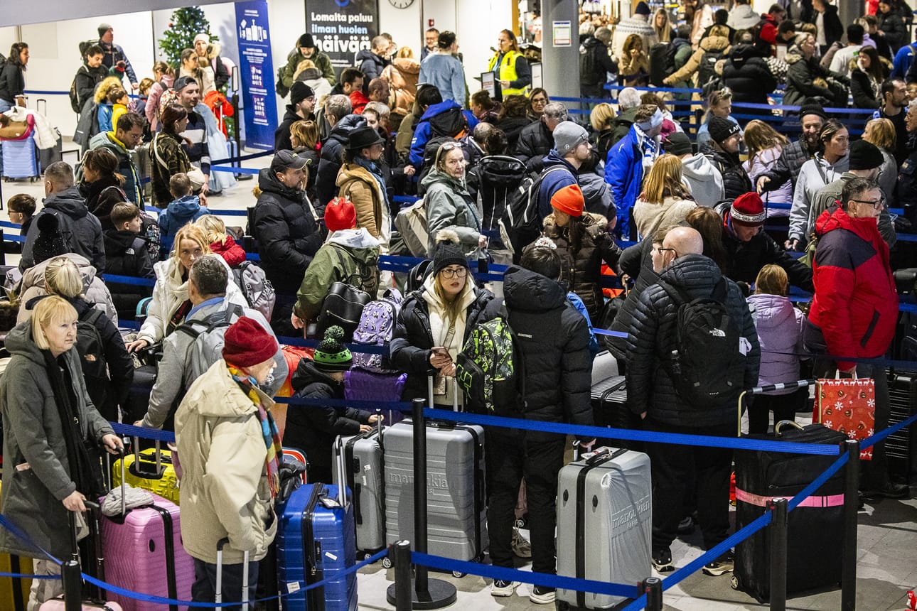 Ruuhkaa Rovaniemen lentoasemalla joulukuussa 2025. Ministeriön mukaan vero voisi tuottaa suosituissa matkailukunnissa miljoonien eurojen verotulot.