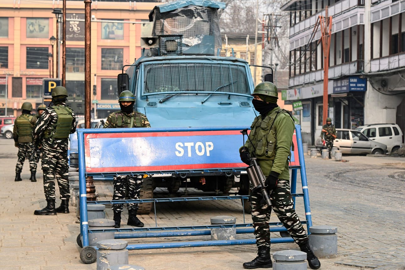 Intian puolisotilaallisia joukkoja oli vartiossa Srinagarissa Jammun ja Kashmirin alueella maanantaina ennen korkeimman oikeuden päätöstä. LEHTIKUVA/AFP