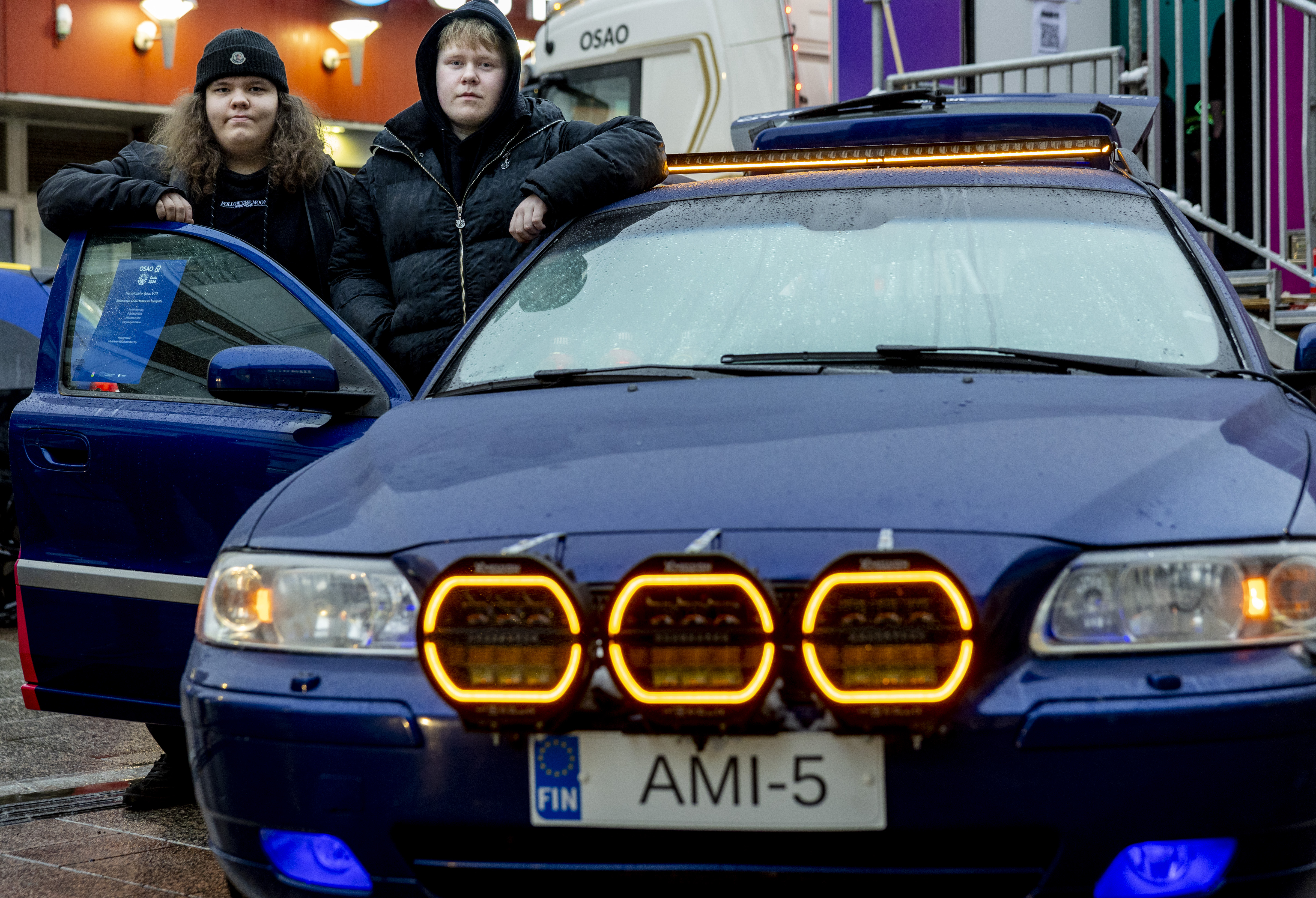 Atte Mikkonen (vas) ja Niko Puolakka arvostavat japanilaisia autoja, koska niistä on saatavilla paljon tietoa ja varaosat ovat halpoja. Unelmien autossa on kromiset vanteet, lattia matalalla, paljon tehoja ja hienoja yksityiskohtia.