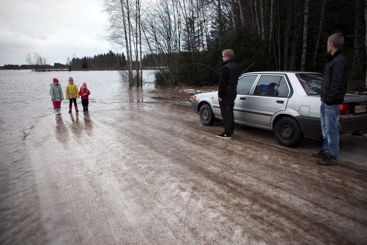 Tulvavesi katkaisi Pasontien Siikalatvan Mankilan kylässä.