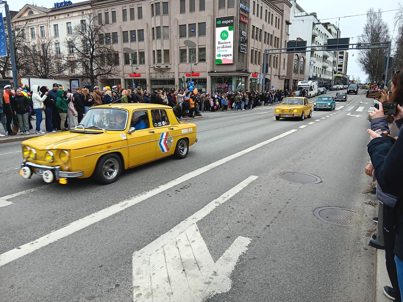Vaasan veteraaniautoseuran vappuajo kerää tuhansia katsojia katujen varsille joka vuosi. Arkistokuva.