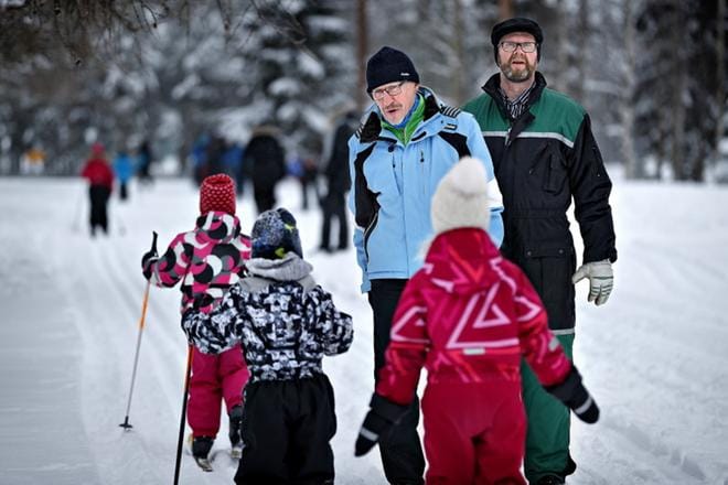 Tanelinrannan päiväkodin lapset sivakoivat keskiviikkona iloisesti heitä varten tehdyllä ladulla uuden latuhöylän kehittäneiden Jorma Hyytiän ja Mauri Taurénin iloksi. Kirpeä pakkassääkään ei lasten menoa haitannut. KUVAT: TOMI KOSONEN
