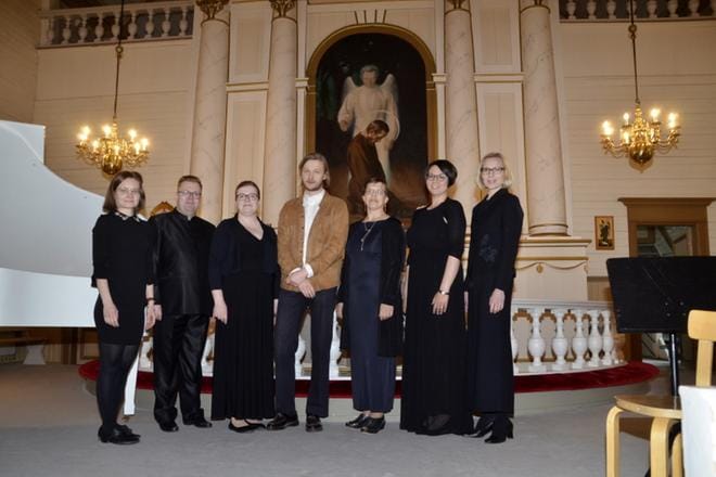Pianonsoiton opettaja Helena Tumovan muistokonsertin esiintyjiä, vas. Silja-Maija Paimen, Tommi Niskala, Leena Pesu, Tapio Viitasaari, Riitta Thiam, Kirsti Joensuu ja Eeva-Liisa Kolonen. KUVA: MARKKU TURPELA