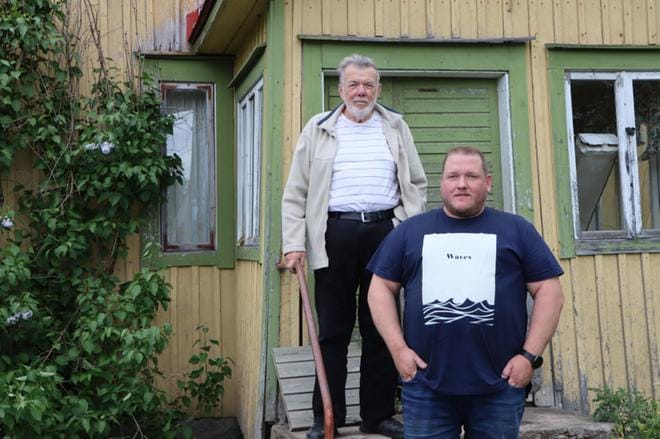 Peltolan suvussa on valmistettu huonekaluja muun muassa omakotitalossa, joka seisoo edelleen Peltolan tehtaan pihassa. Kuvassa Osmo Peltola takana ja Kalle Peltola edessä. Kuva: Riikka Ilmonen.