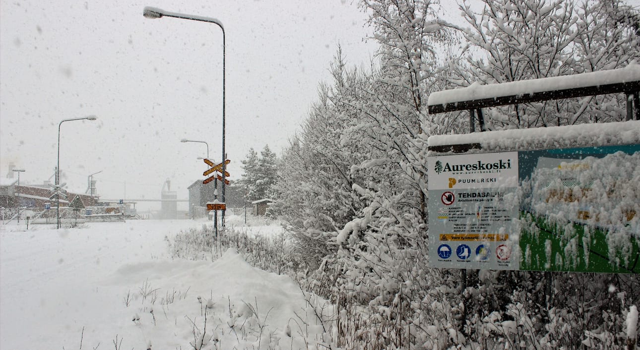 Aureskosken jalostetehtaan Kaskisten toimipaikka sijaitsee satamaan vievän maantien varrella.