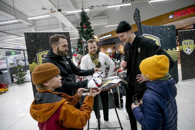 Aaron Lounatvuori ja Onni Fränti nappasivat SJK:n tuoreelta valmentajalta Jani Honkavaaralta nimikirjoituksen jaossa olleisiin minipalloihin. Vuoroaan odottavat maalivahti Jesse Öst (oik.) ja tuleva markkinointijohtaja Jussi Kankaanpää. KUVA: JAAKKO ELENIUS