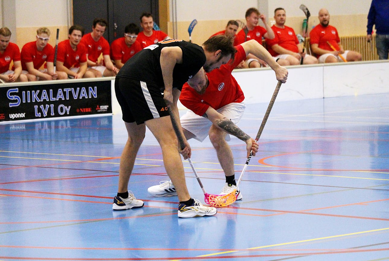 PyPS:n Marko Sandberg ja Team Tempo II:n Juho Ukura kyyristyneenä keskialoitukseen. PyPS pääsi kotiturnaukseen leveällä rosterilla, eli kolmella täydellä viiden kenttäpelaajan kentällisellä.
