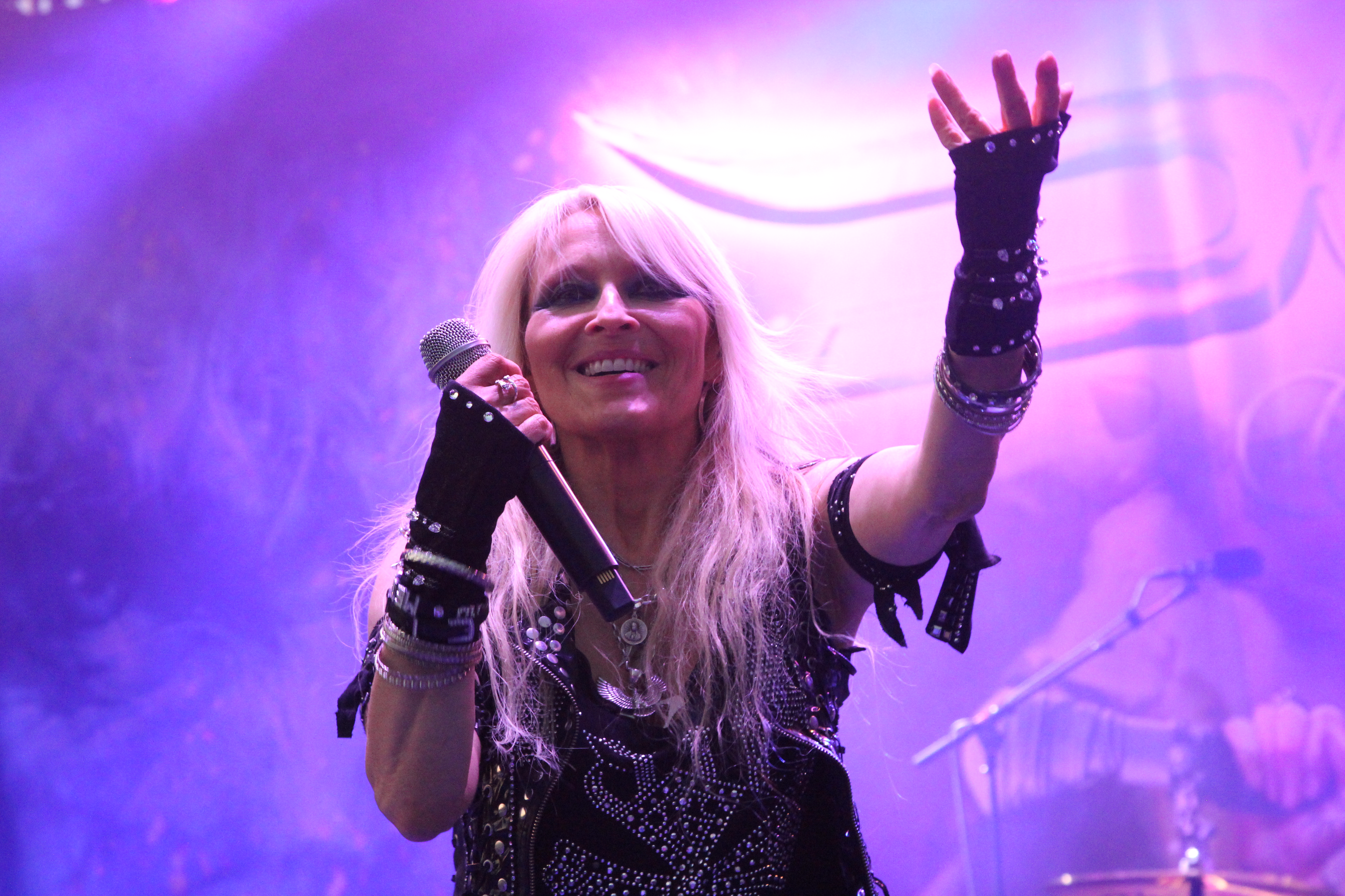 Doro-yhtyeen keulahahmo on Doro Pesch, joka on kohonnut legendan maineeseen raskaan metallin kulttuurissa.