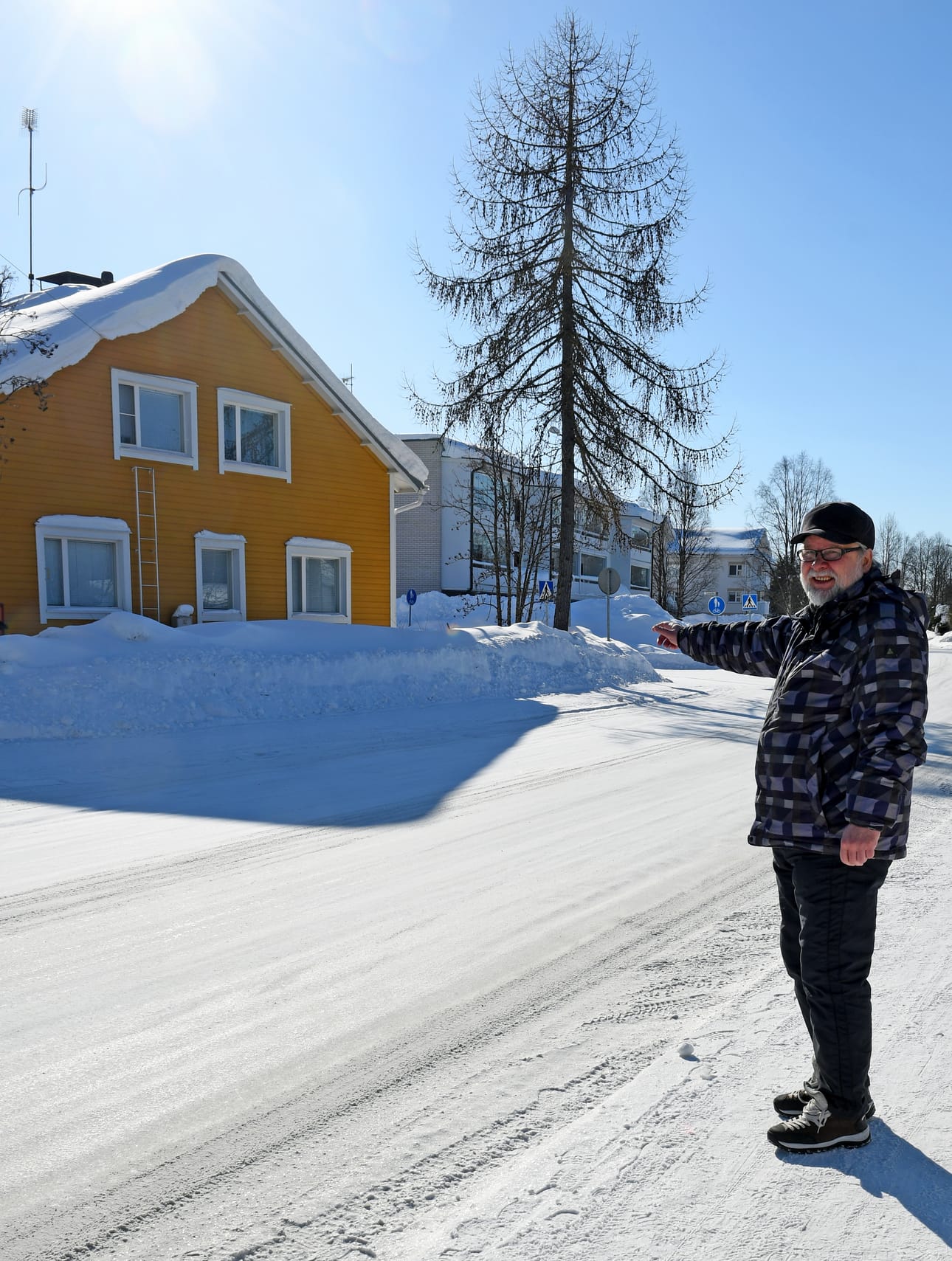 Timo Törmänen näyttää taustalla olevaa Ryhtän taloa, jonne presidentti Kekkonen hiihti.